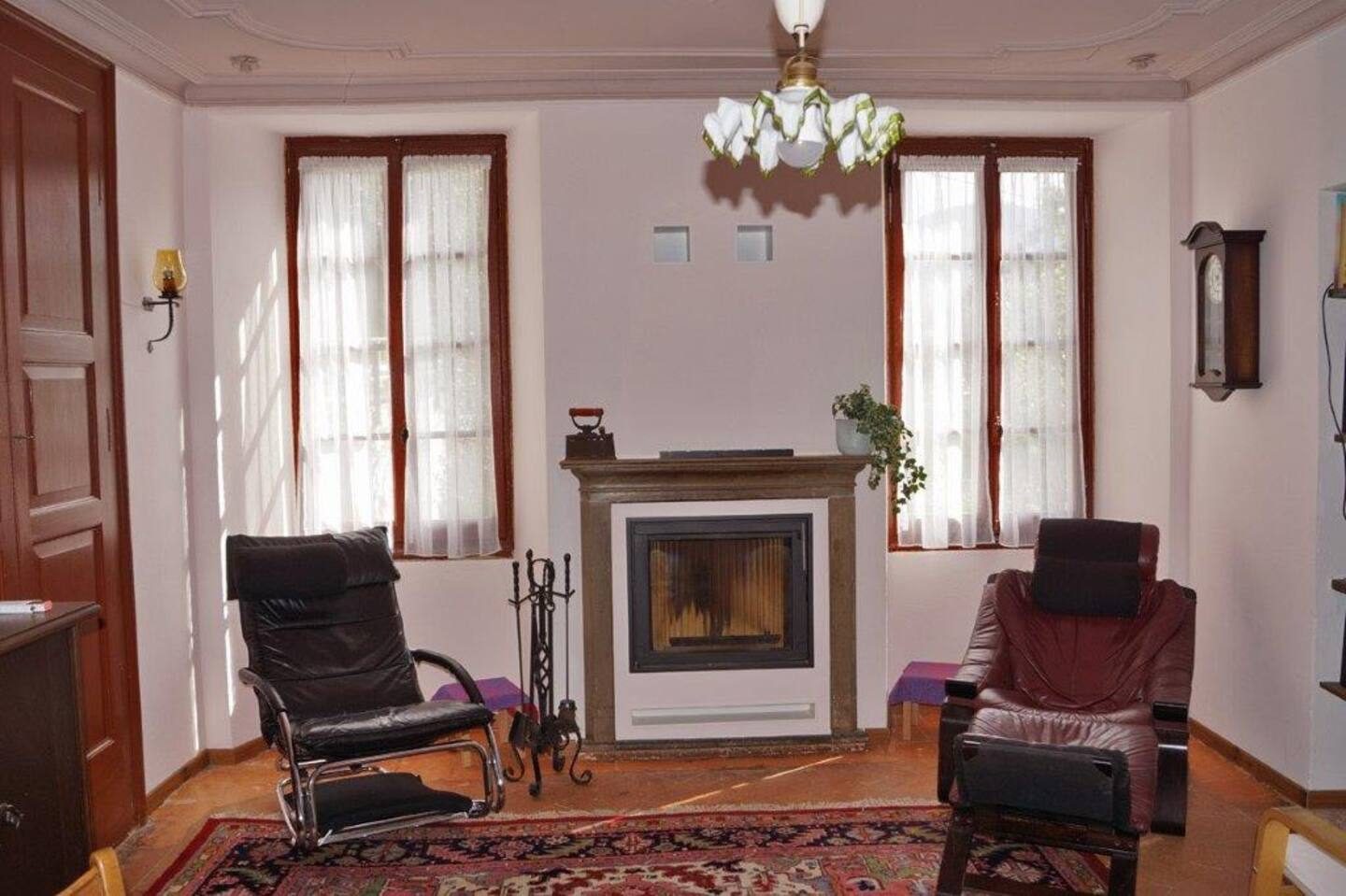 Helles Wohnzimmer mit Cheminée und Ledersesseln